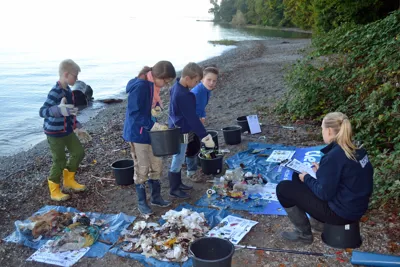 SEA LIFE Konstanz Mitarbeiterin Des SEA LIFE Konstanz Zusammen Mit Den „Jungen Umweltschützern“